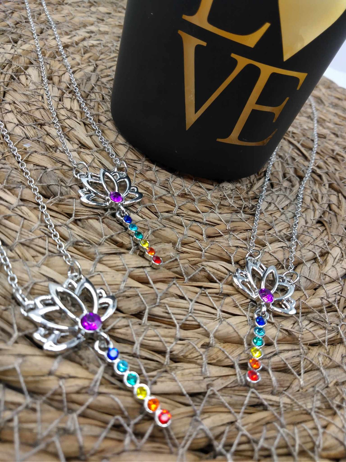 Pendentif ELEGANCE aux couleurs des 7 Chakras - Lotus plongeant