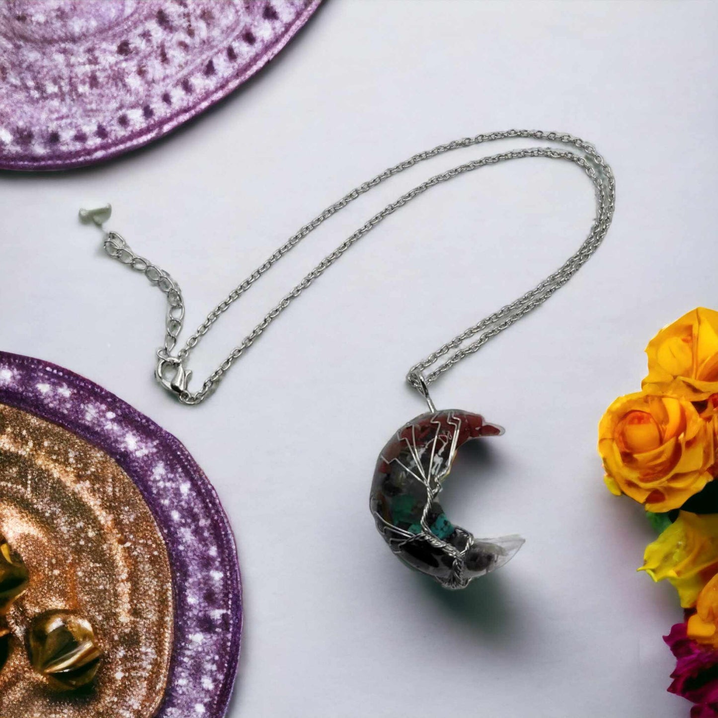 Pendentif Lune & Arbre de vie aux pierres naturelles des 7 Chakras