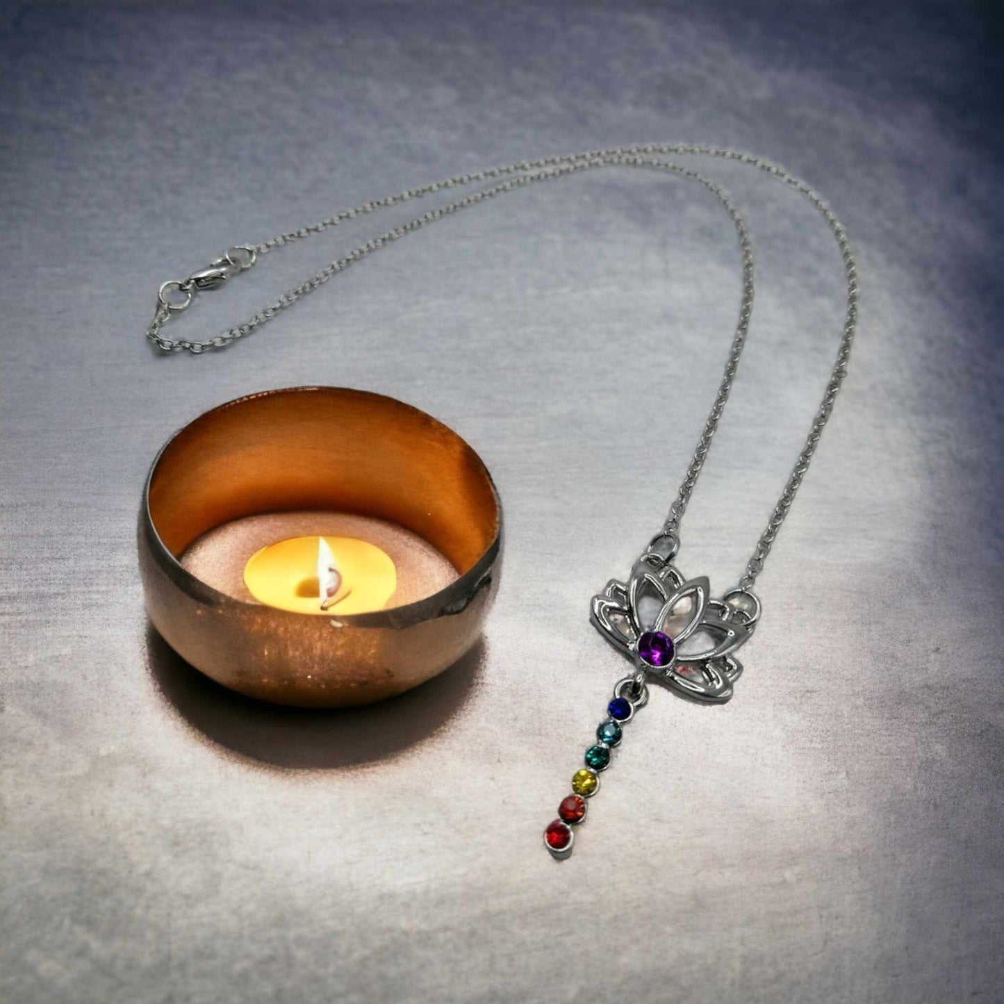 Pendentif ELEGANCE aux couleurs des 7 Chakras - Lotus plongeant