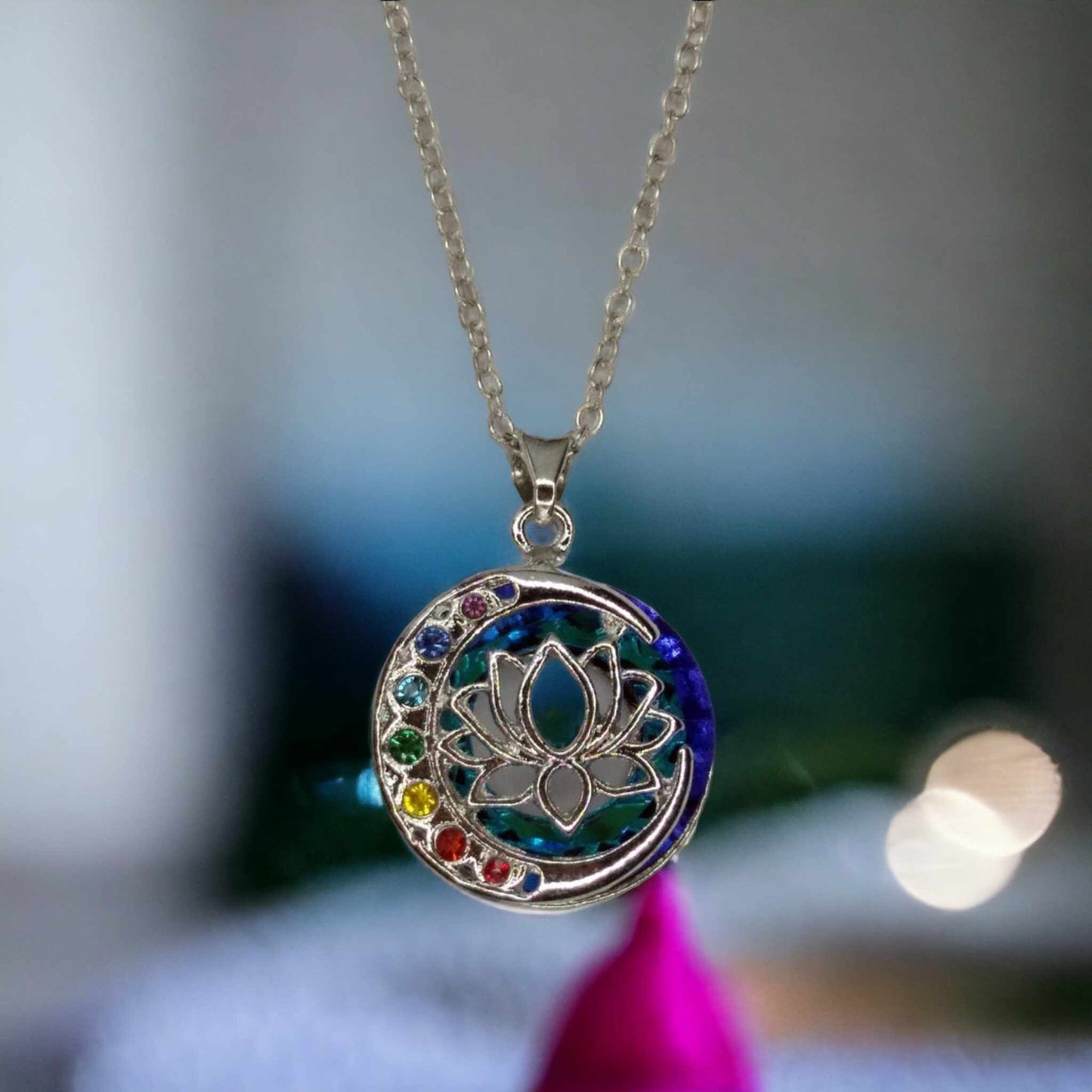 Pendentif ELEGANCE aux couleurs des 7 Chakras - Lotus en lune