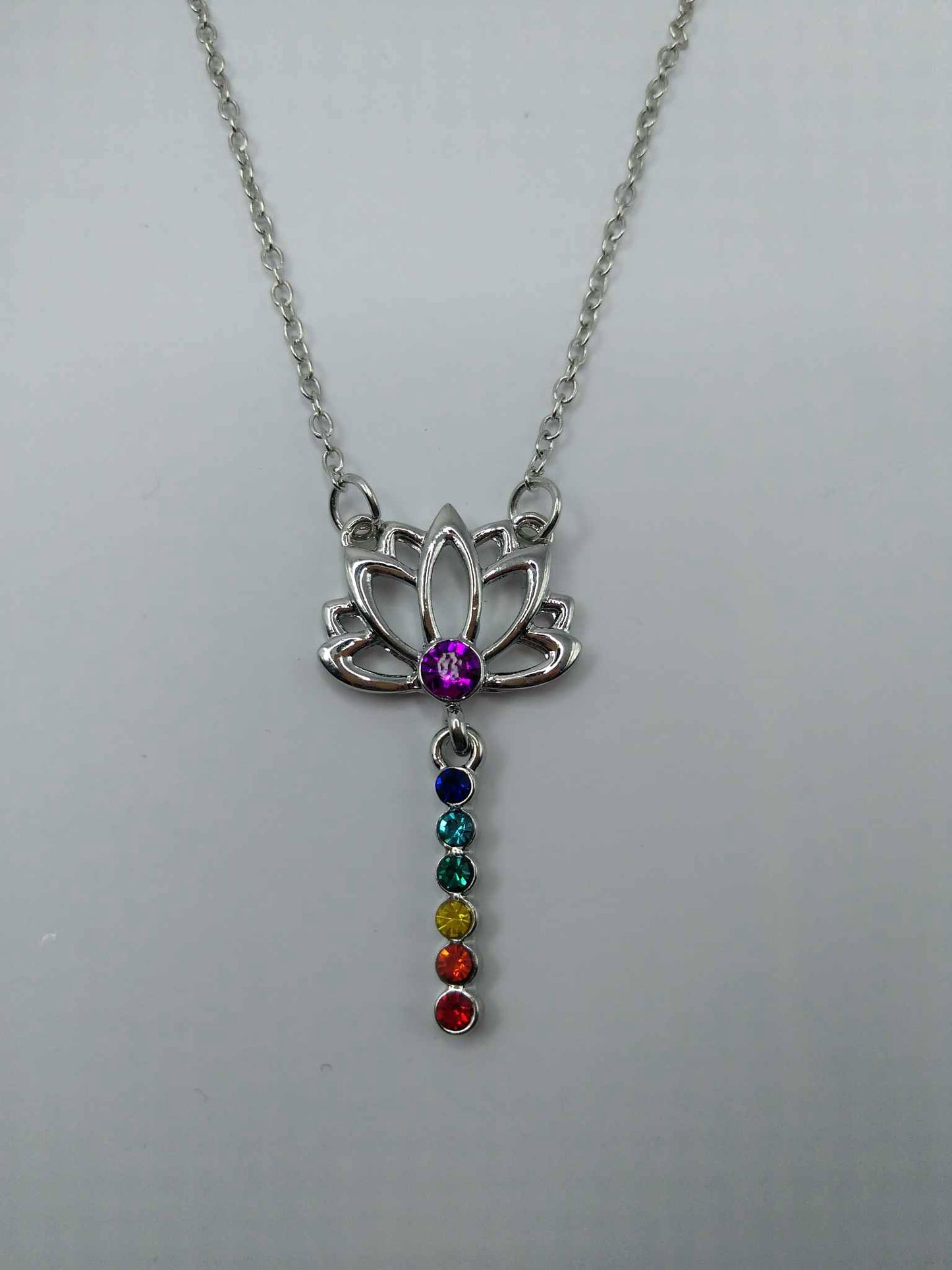 Pendentif ELEGANCE aux couleurs des 7 Chakras - Lotus plongeant