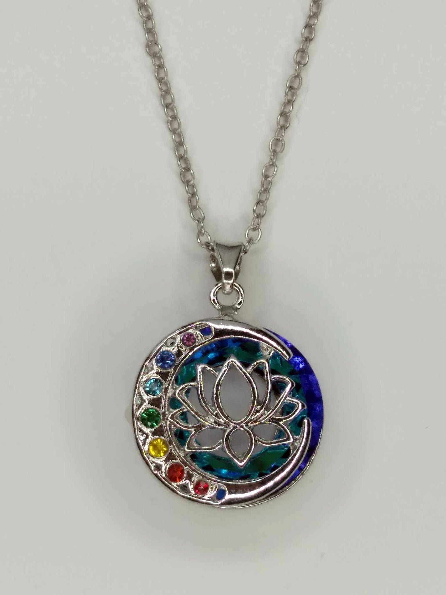 Pendentif ELEGANCE aux couleurs des 7 Chakras - Lotus en lune