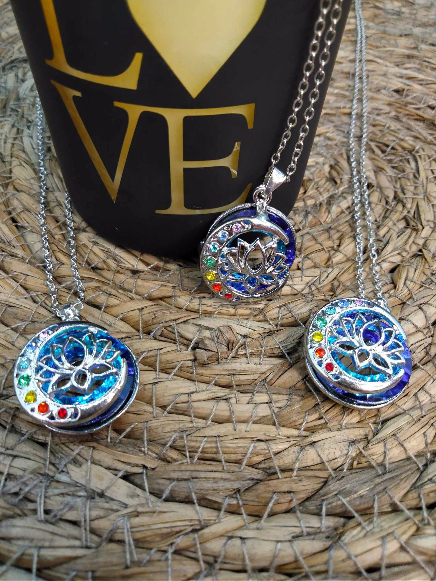 Pendentif ELEGANCE aux couleurs des 7 Chakras - Lotus en lune