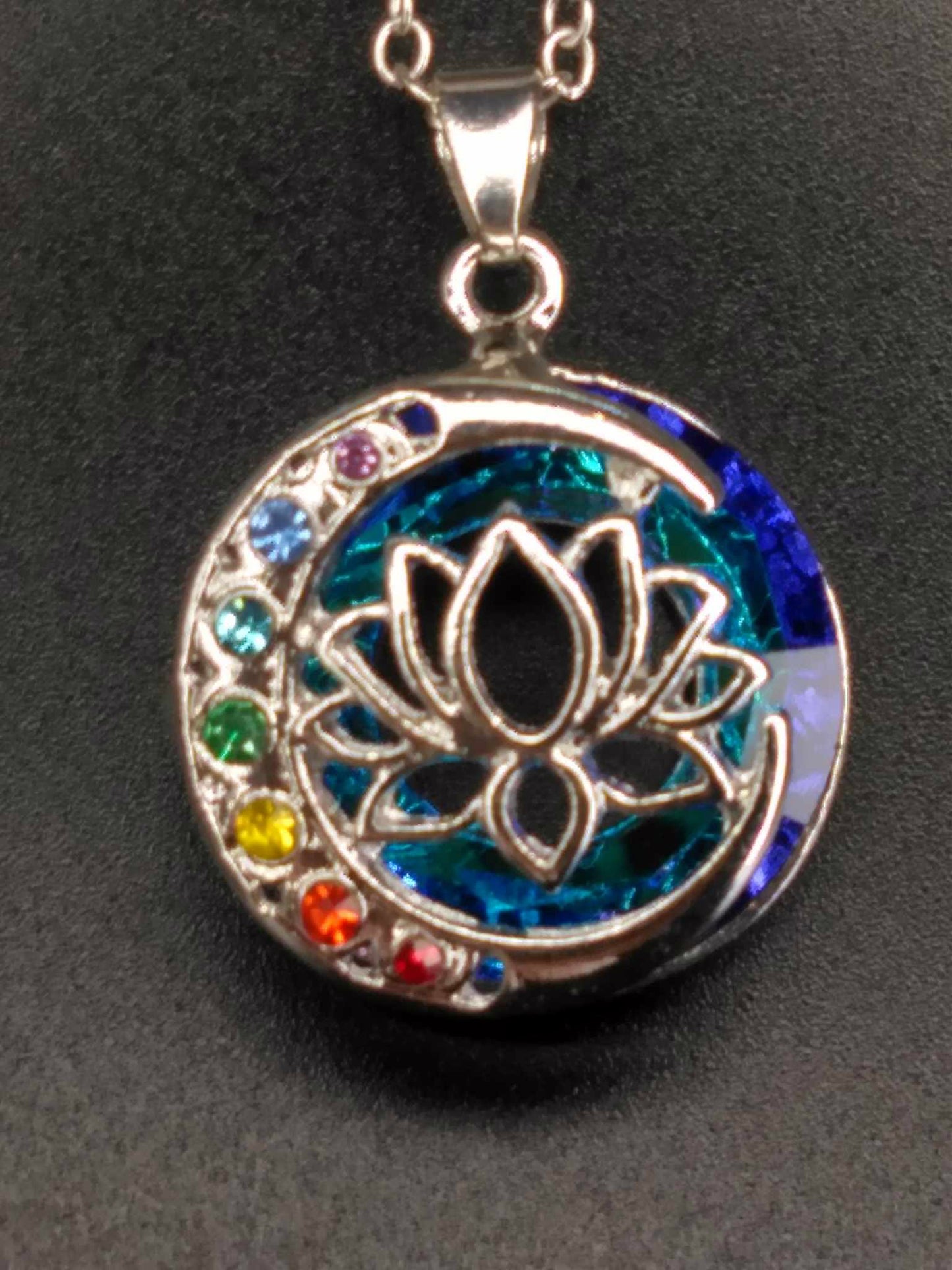 Pendentif ELEGANCE aux couleurs des 7 Chakras - Lotus en lune