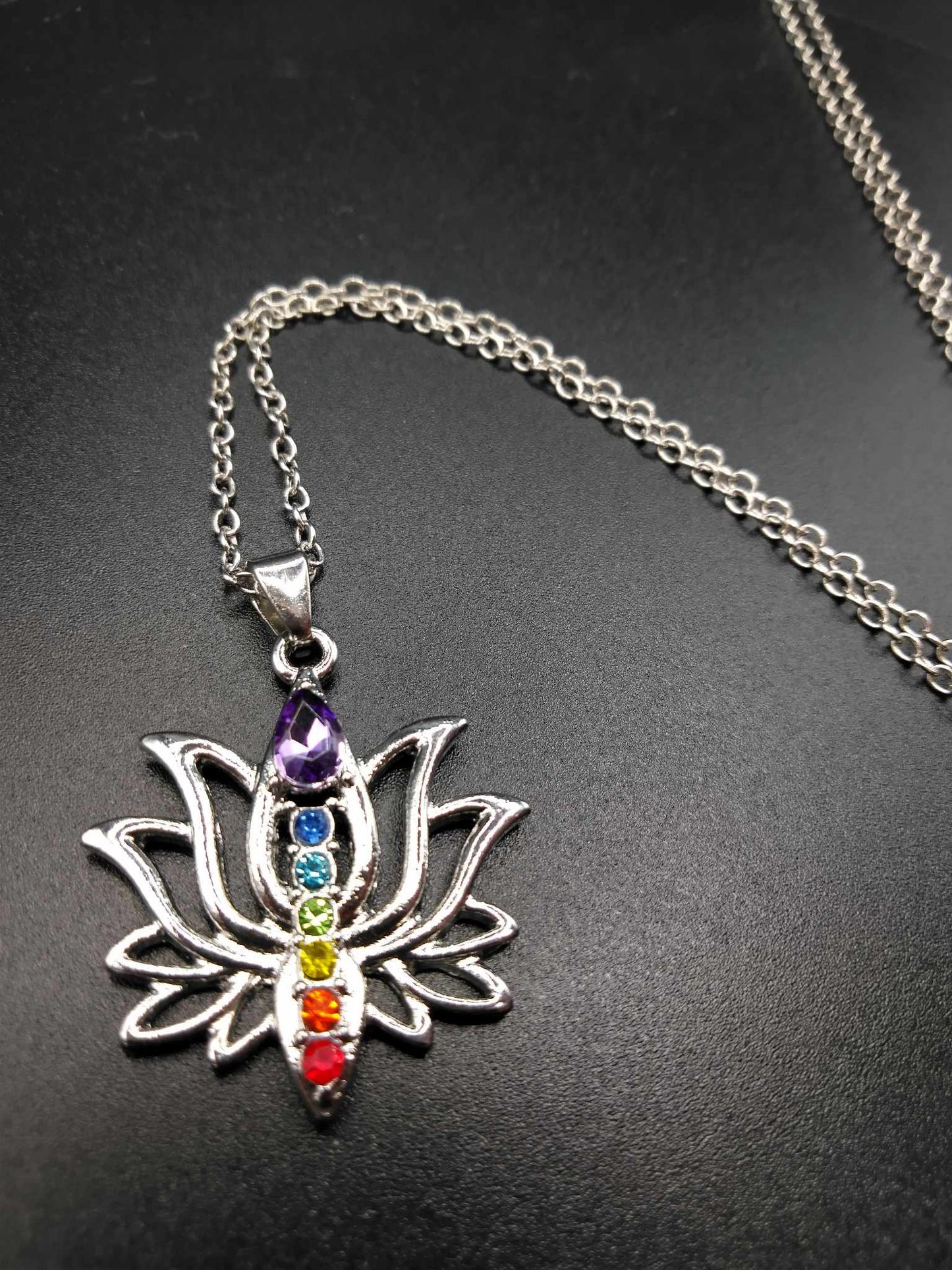 Pendentif ELEGANCE aux couleurs des 7 Chakras - Lotus