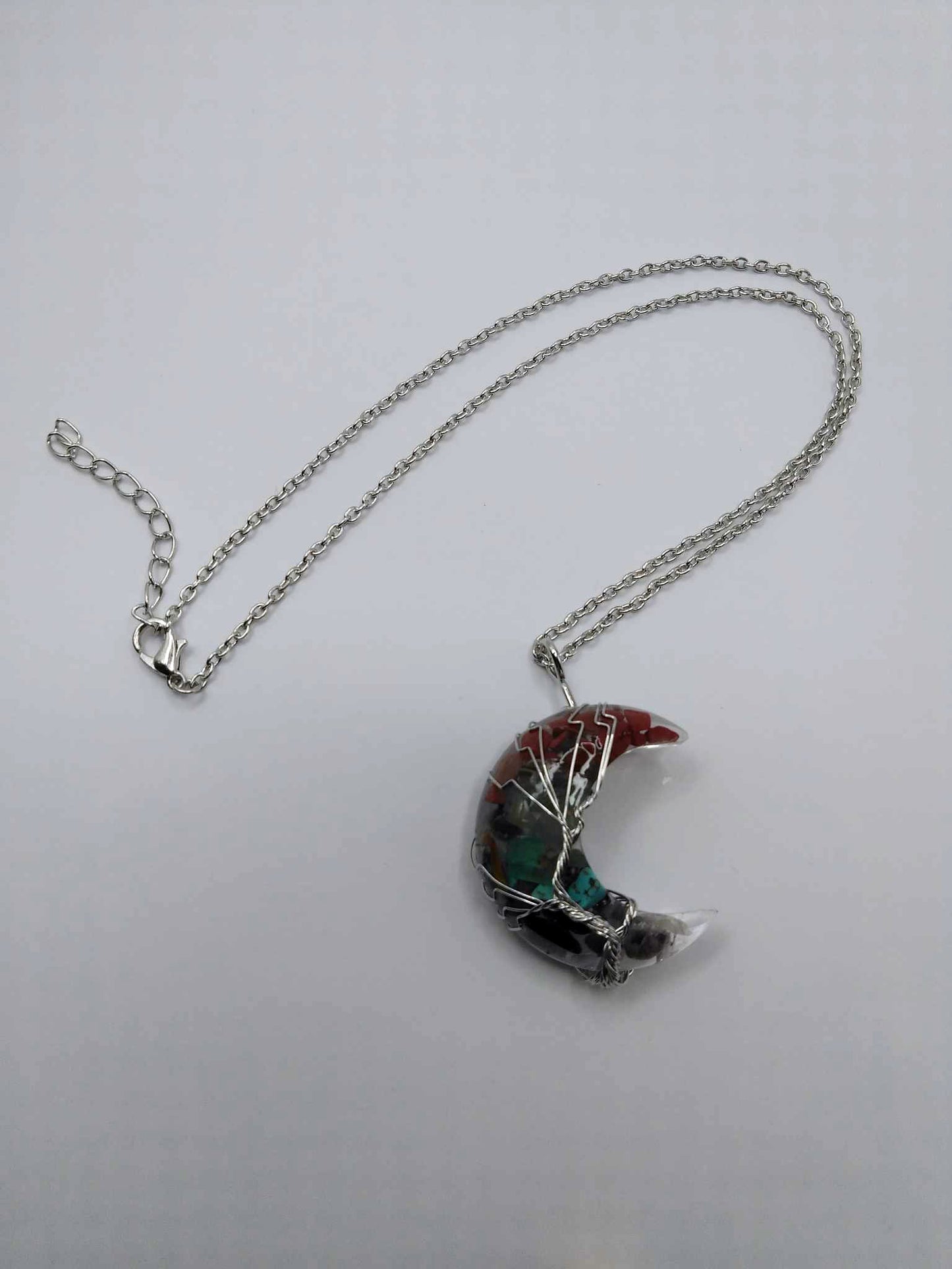 Pendentif Lune & Arbre de vie aux pierres naturelles des 7 Chakras