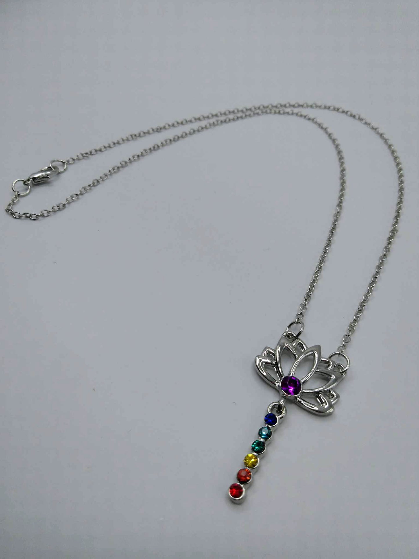 Pendentif ELEGANCE aux couleurs des 7 Chakras - Lotus plongeant