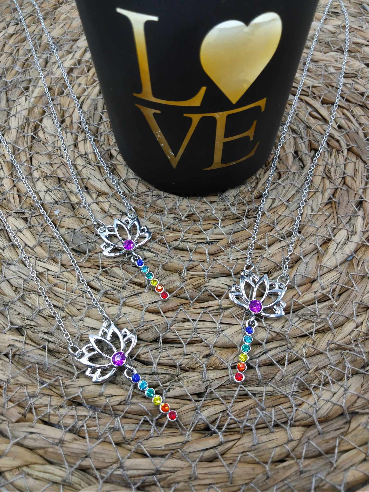 Pendentif ELEGANCE aux couleurs des 7 Chakras - Lotus plongeant